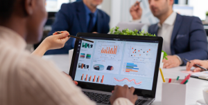 Gerenciamento de dispositivos Android com dashboard de MDM exibindo dados, segurança e controle operacional em smartphone corporativo