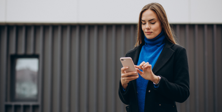Profissional utilizando celular corporativo para rastreamento e monitoramento de dispositivos em campo.